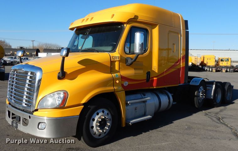 image for item GH9007 2014 Freightliner Cascadia 125 semi truck