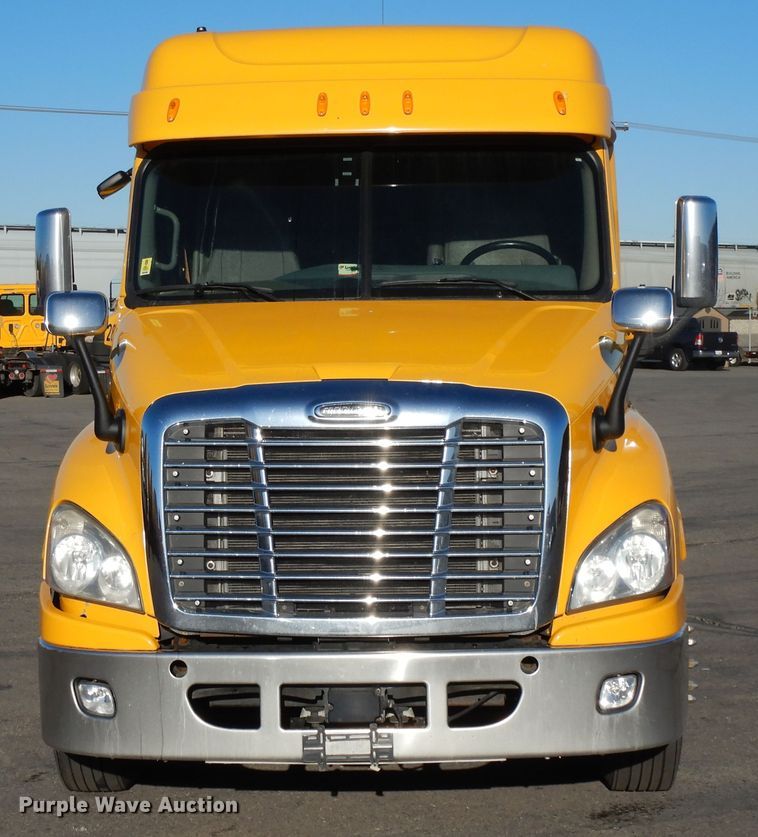 image for item GH9007 2014 Freightliner Cascadia 125 semi truck