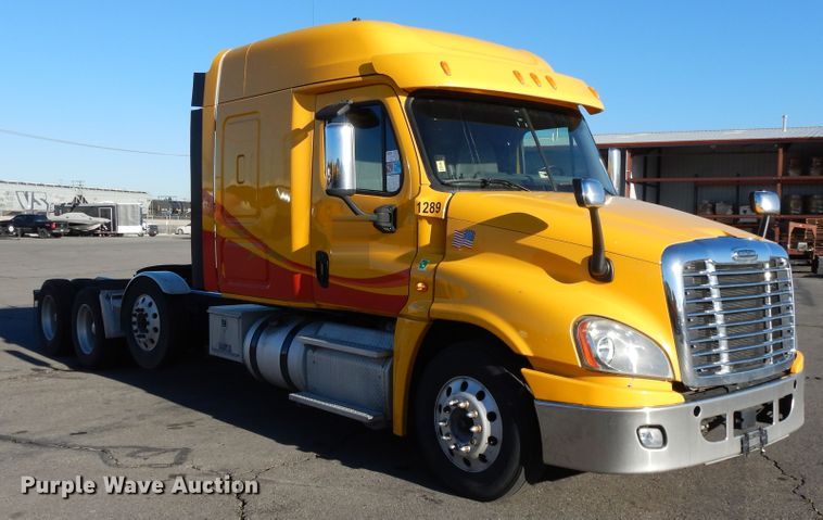 image for item GH9007 2014 Freightliner Cascadia 125 semi truck