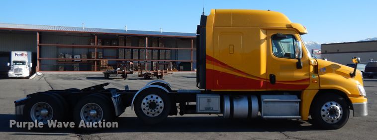 image for item GH9007 2014 Freightliner Cascadia 125 semi truck