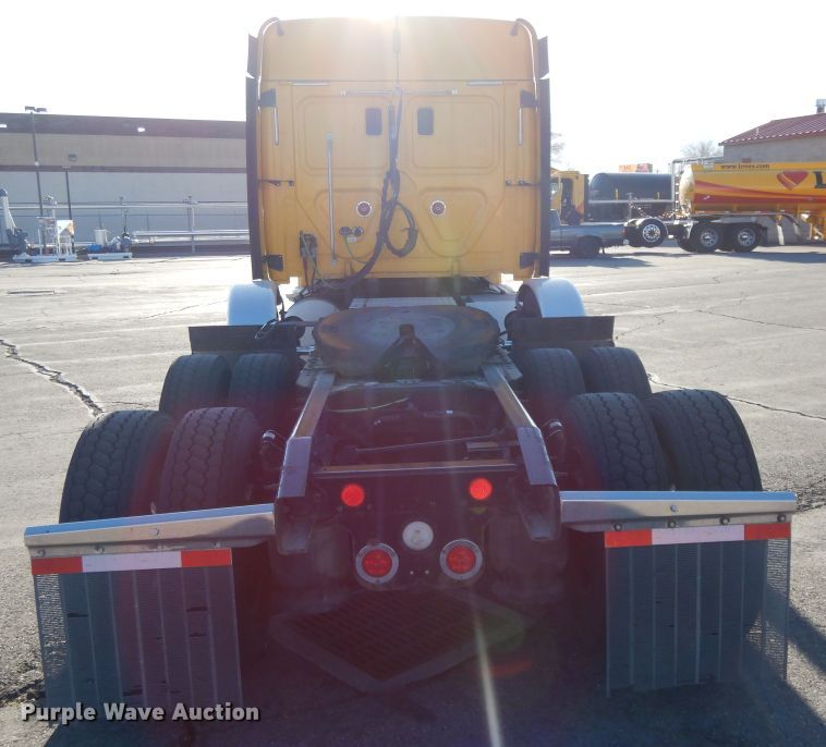 image for item GH9007 2014 Freightliner Cascadia 125 semi truck