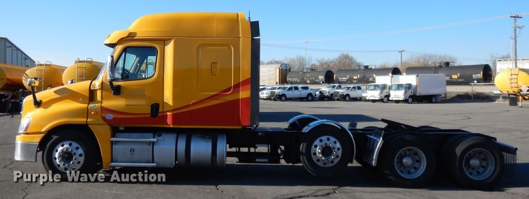image for item GH9007 2014 Freightliner Cascadia 125 semi truck