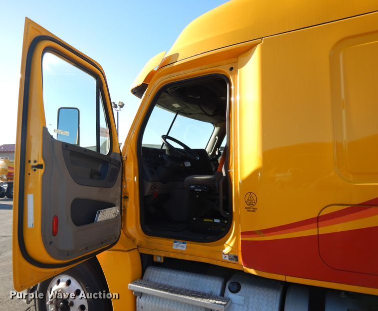 image for item GH9007 2014 Freightliner Cascadia 125 semi truck