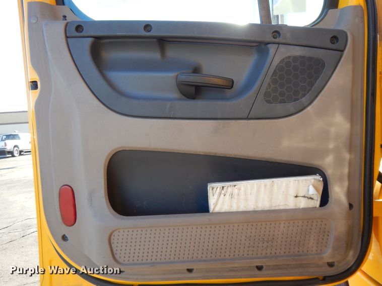 image for item GH9007 2014 Freightliner Cascadia 125 semi truck