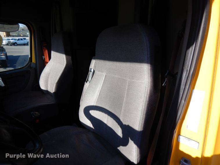 image for item GH9007 2014 Freightliner Cascadia 125 semi truck