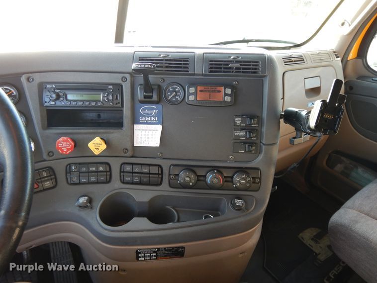 image for item GH9007 2014 Freightliner Cascadia 125 semi truck