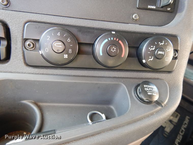 image for item GH9007 2014 Freightliner Cascadia 125 semi truck