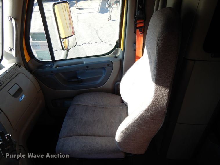 image for item GH9007 2014 Freightliner Cascadia 125 semi truck