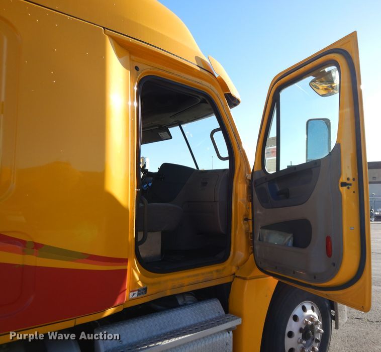 image for item GH9007 2014 Freightliner Cascadia 125 semi truck