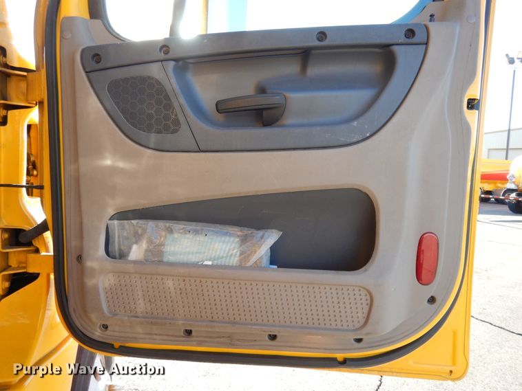 image for item GH9007 2014 Freightliner Cascadia 125 semi truck