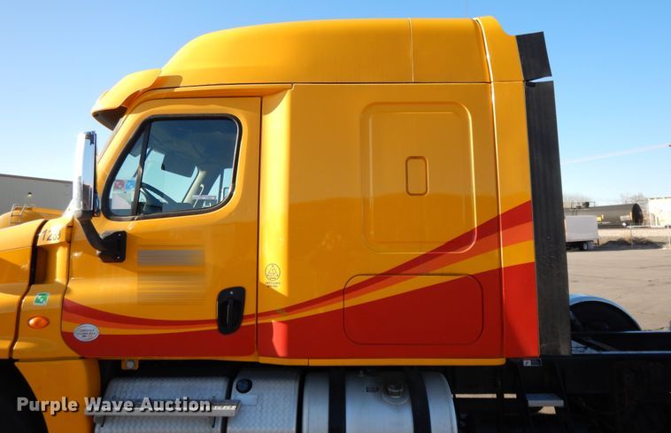 image for item GH9007 2014 Freightliner Cascadia 125 semi truck