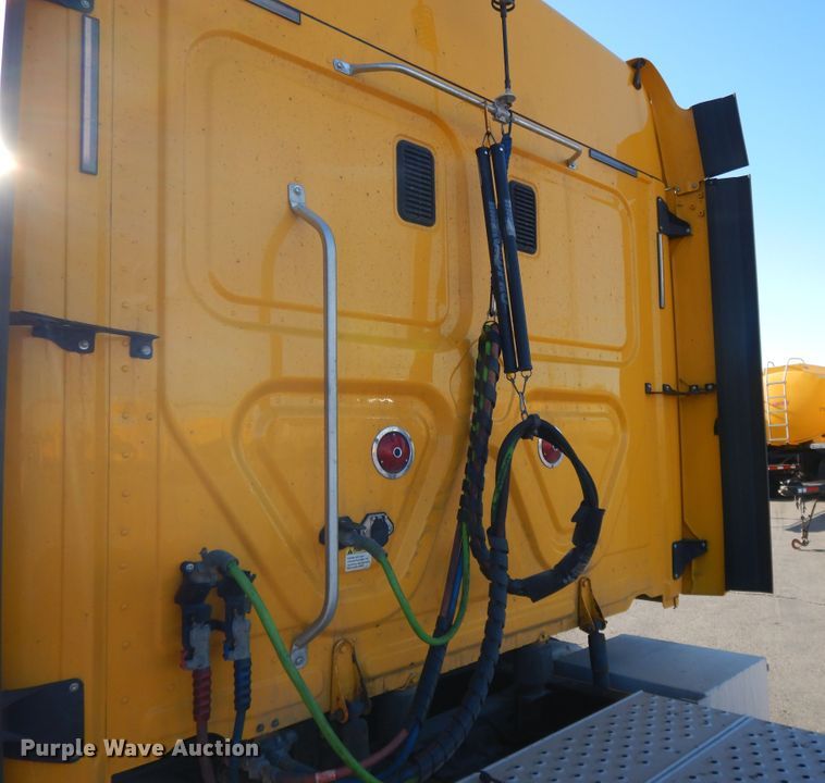 image for item GH9007 2014 Freightliner Cascadia 125 semi truck