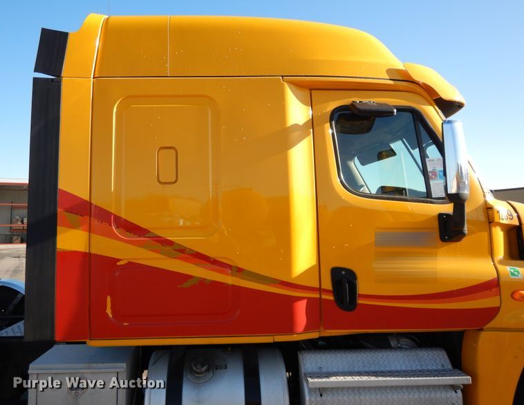 image for item GH9007 2014 Freightliner Cascadia 125 semi truck