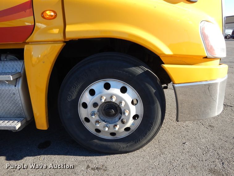 image for item GH9007 2014 Freightliner Cascadia 125 semi truck