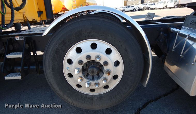 image for item GH9007 2014 Freightliner Cascadia 125 semi truck