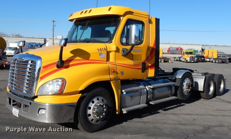 image for item GH9008 2017 Freightliner Cascadia 125 semi truck