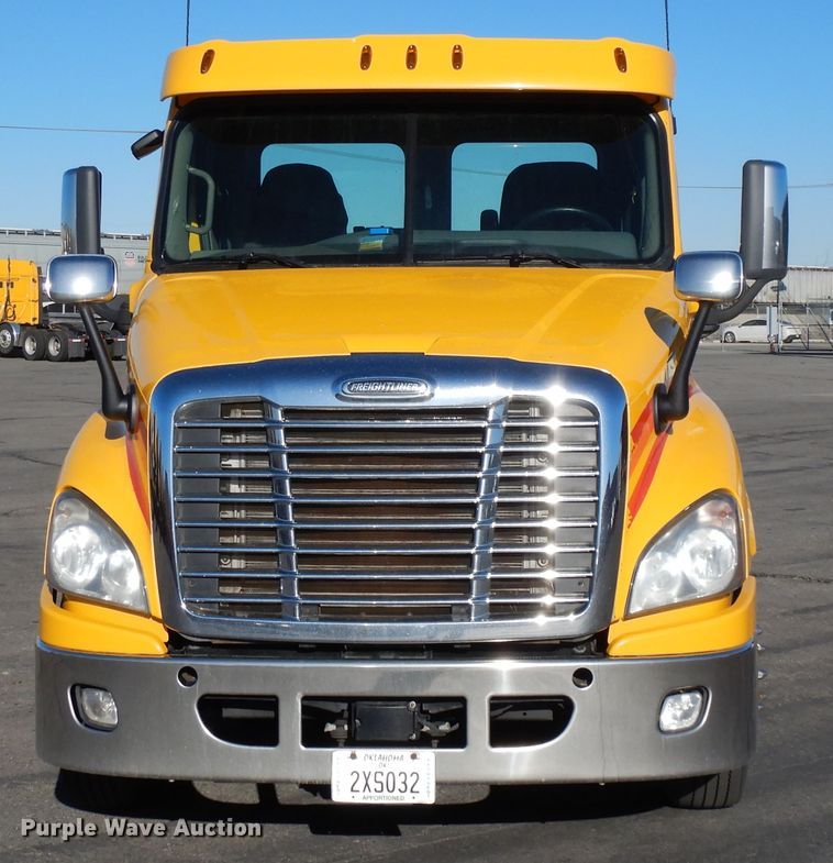 image for item GH9008 2017 Freightliner Cascadia 125 semi truck