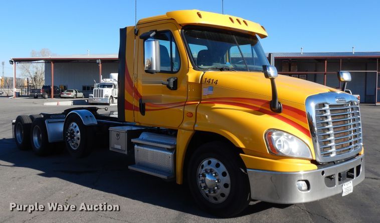 image for item GH9008 2017 Freightliner Cascadia 125 semi truck