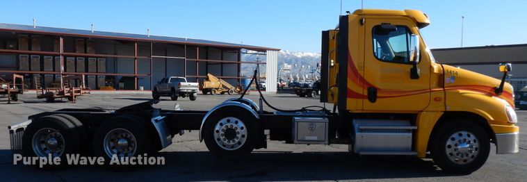 image for item GH9008 2017 Freightliner Cascadia 125 semi truck