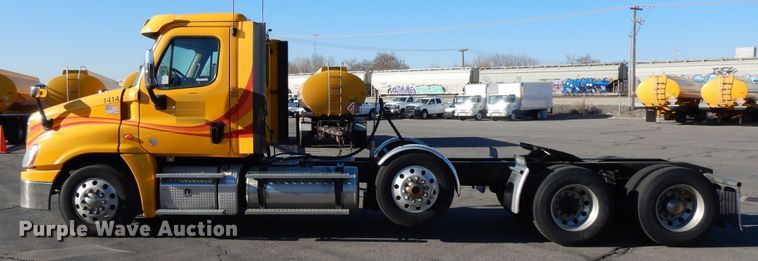 image for item GH9008 2017 Freightliner Cascadia 125 semi truck