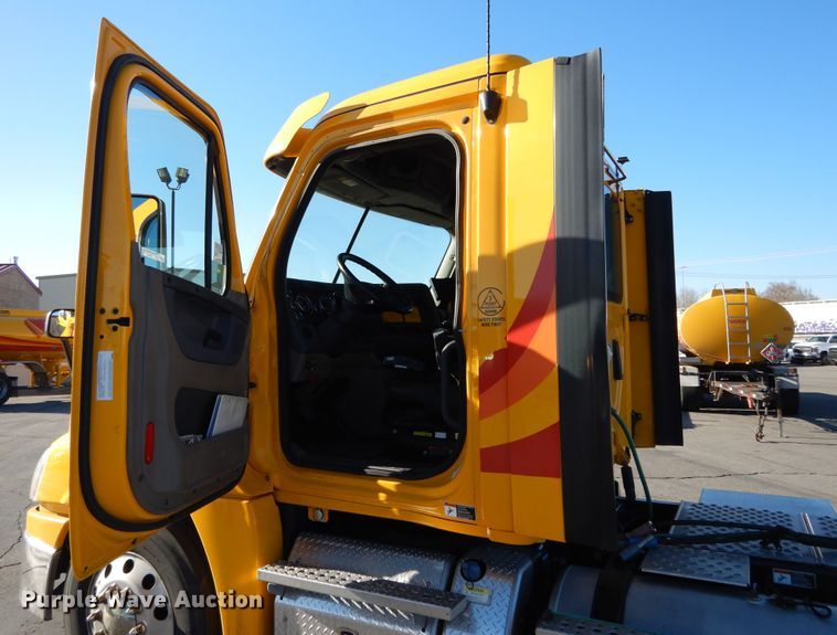 image for item GH9008 2017 Freightliner Cascadia 125 semi truck