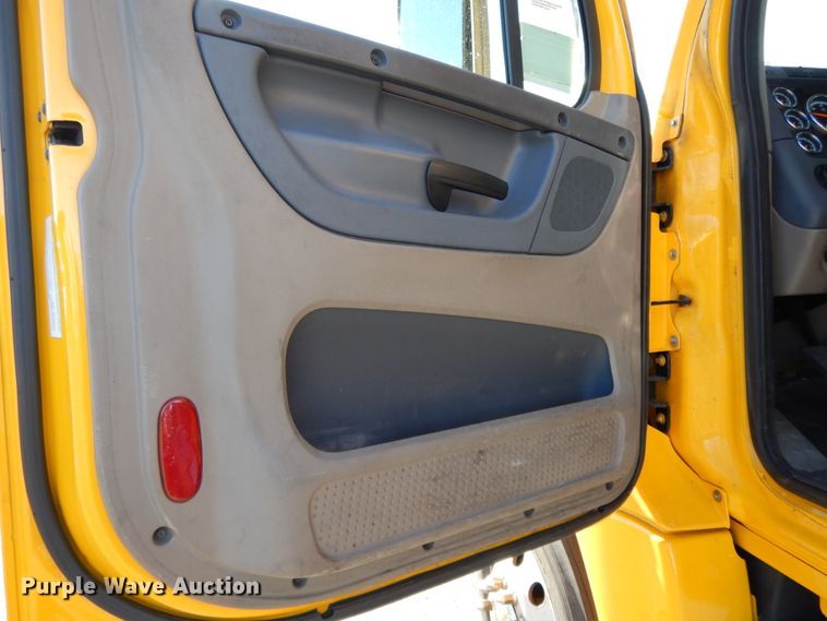 image for item GH9008 2017 Freightliner Cascadia 125 semi truck