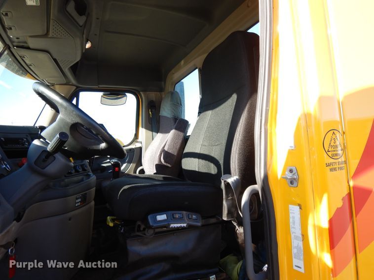 image for item GH9008 2017 Freightliner Cascadia 125 semi truck