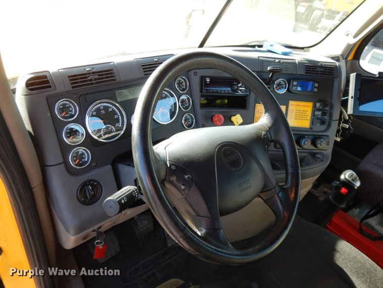 image for item GH9008 2017 Freightliner Cascadia 125 semi truck