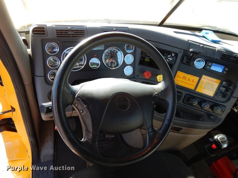 image for item GH9008 2017 Freightliner Cascadia 125 semi truck