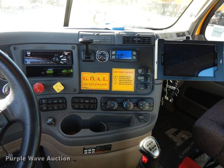 image for item GH9008 2017 Freightliner Cascadia 125 semi truck