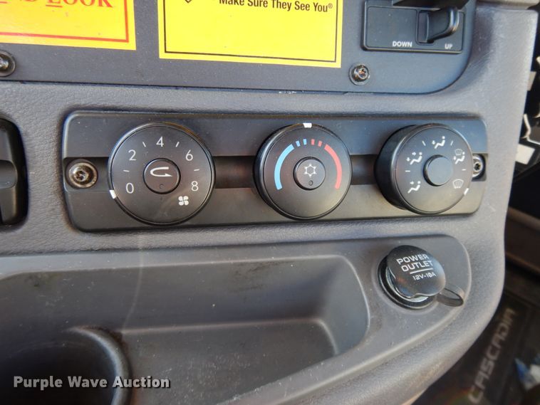 image for item GH9008 2017 Freightliner Cascadia 125 semi truck