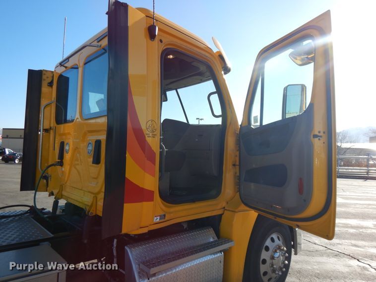 image for item GH9008 2017 Freightliner Cascadia 125 semi truck