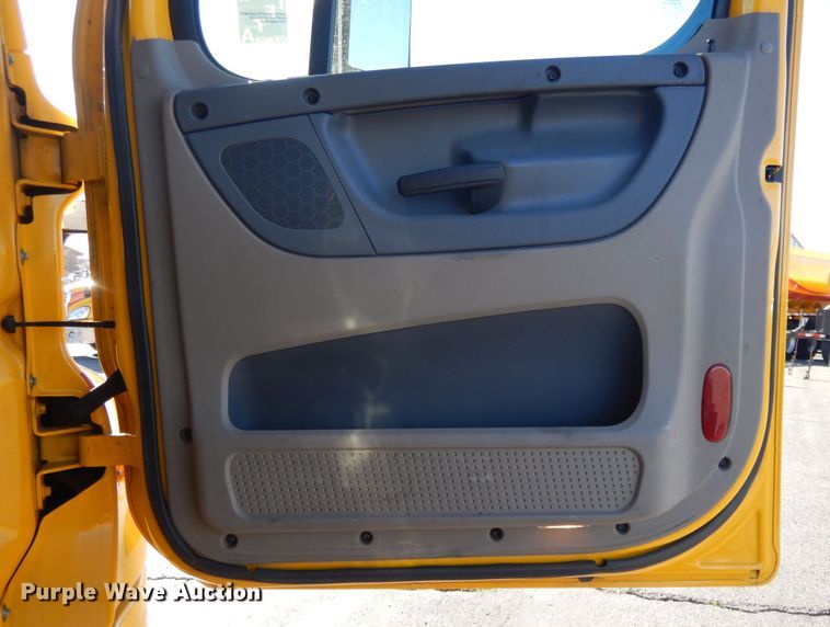 image for item GH9008 2017 Freightliner Cascadia 125 semi truck