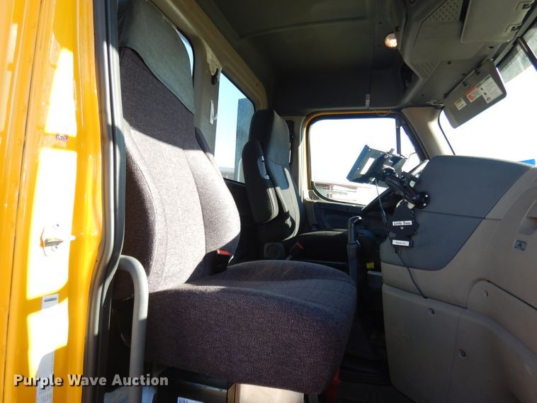 image for item GH9008 2017 Freightliner Cascadia 125 semi truck