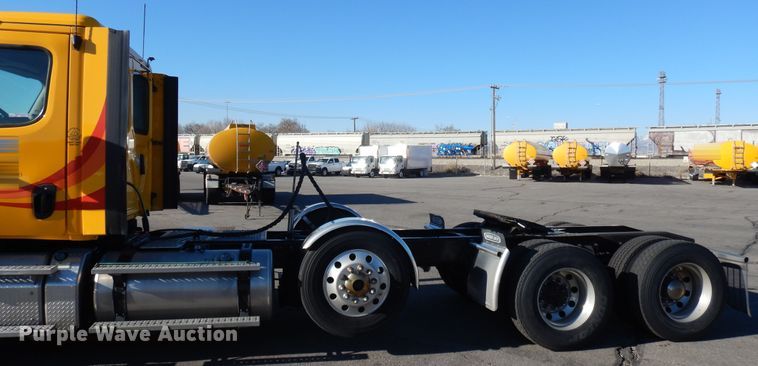 image for item GH9008 2017 Freightliner Cascadia 125 semi truck