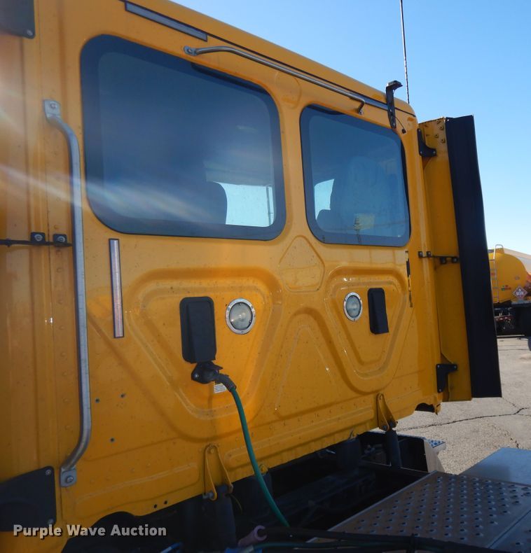 image for item GH9008 2017 Freightliner Cascadia 125 semi truck