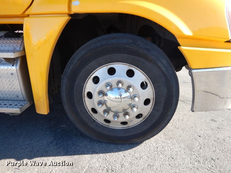 image for item GH9008 2017 Freightliner Cascadia 125 semi truck