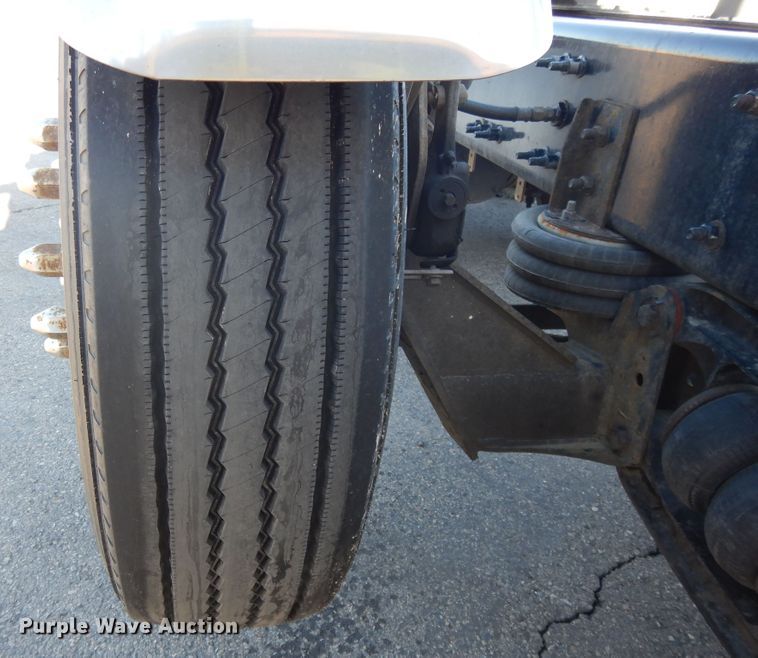 image for item GH9008 2017 Freightliner Cascadia 125 semi truck