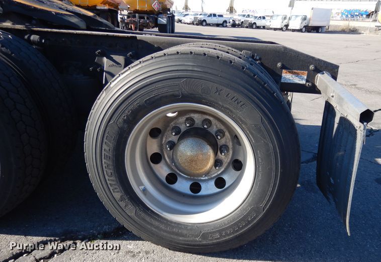 image for item GH9008 2017 Freightliner Cascadia 125 semi truck