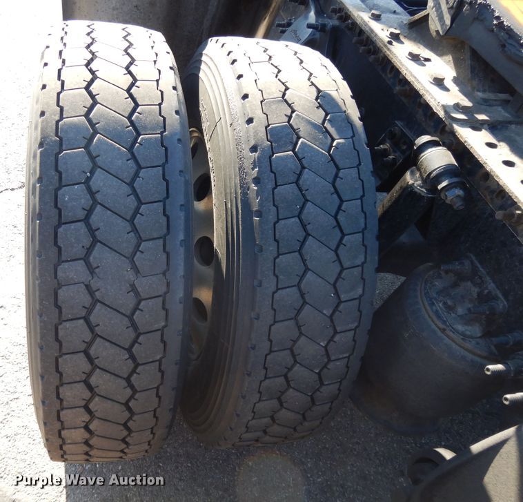 image for item GH9008 2017 Freightliner Cascadia 125 semi truck