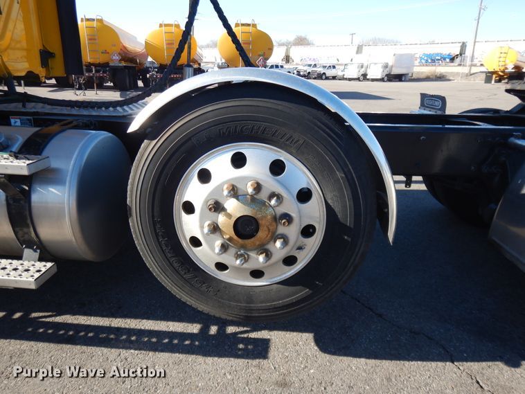 image for item GH9008 2017 Freightliner Cascadia 125 semi truck