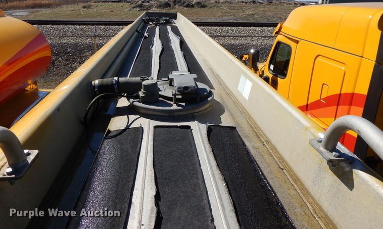 image for item GH9009 2006 Beall BATT-54-2-SB tank trailer