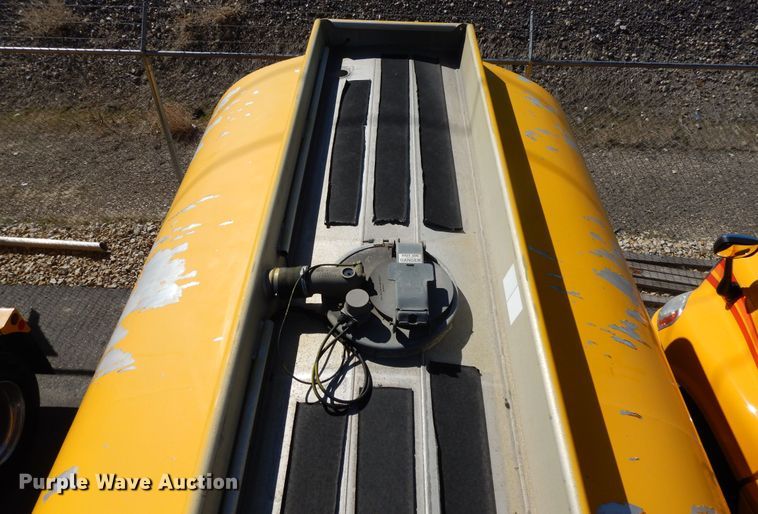 image for item GH9009 2006 Beall BATT-54-2-SB tank trailer