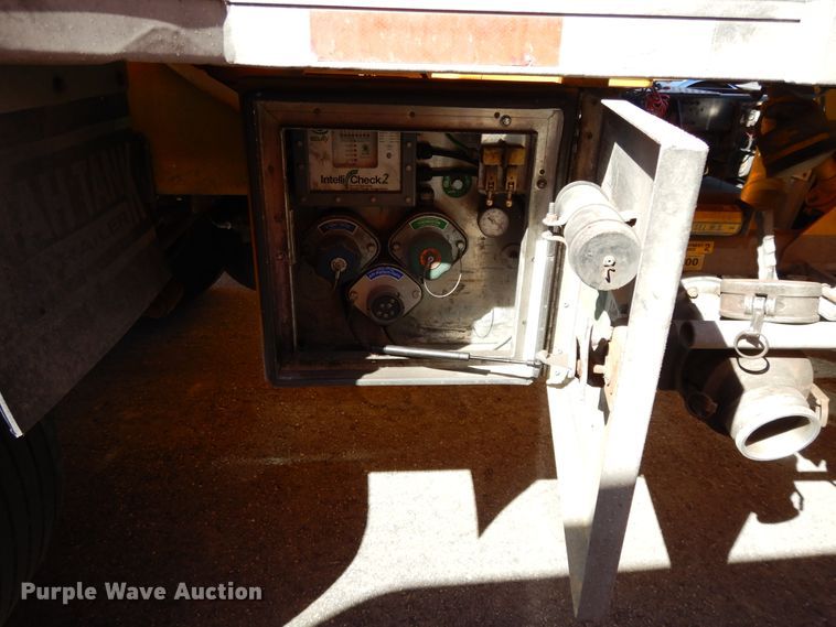 image for item GH9009 2006 Beall BATT-54-2-SB tank trailer