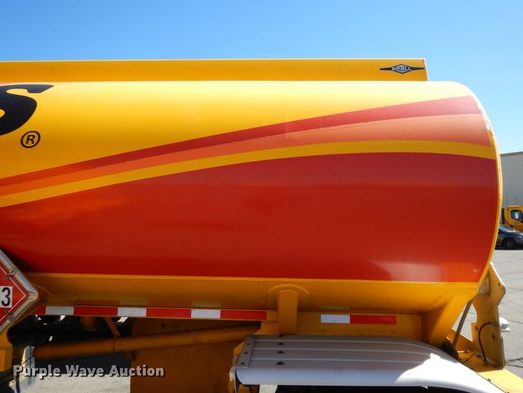 image for item GH9011 2004 Beall BATT-50-2-SB tank trailer