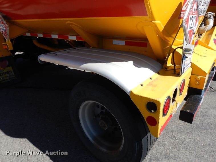 image for item GH9011 2004 Beall BATT-50-2-SB tank trailer