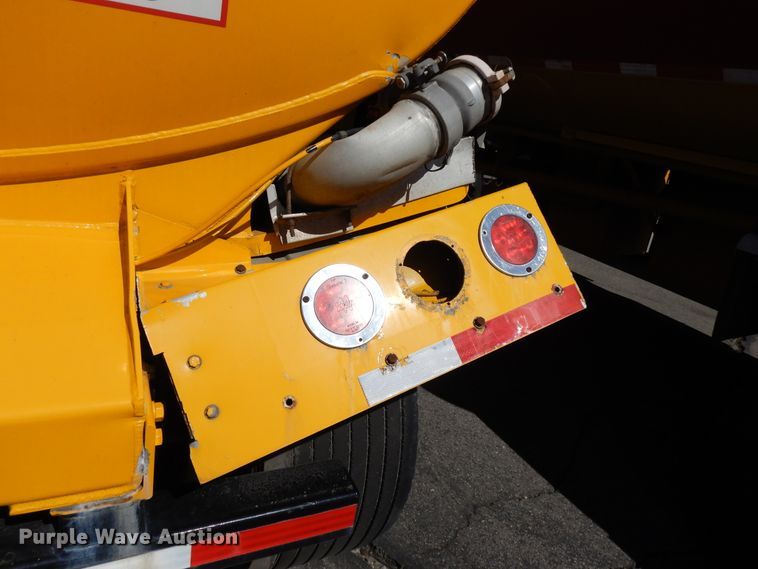 image for item GH9011 2004 Beall BATT-50-2-SB tank trailer