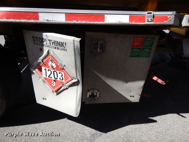 image for item GH9011 2004 Beall BATT-50-2-SB tank trailer