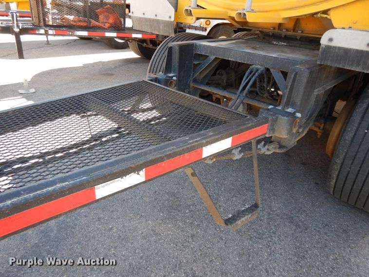 image for item GH9012 2004 Beall BATT-58-2-SB tank trailer