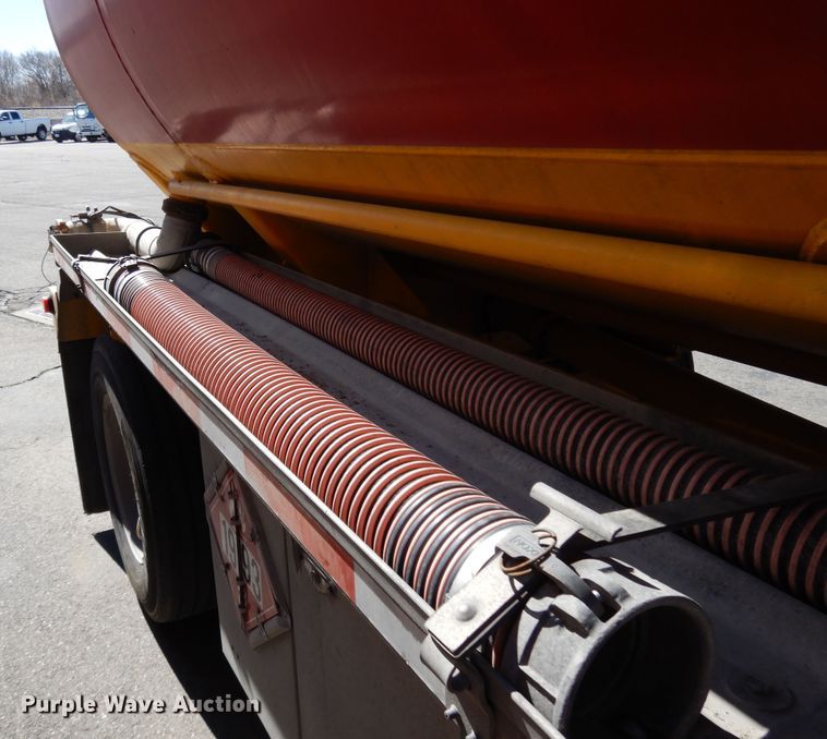 image for item GH9012 2004 Beall BATT-58-2-SB tank trailer